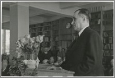 [Uroczyste otwarcie Biblioteki Uniwersyteckiej w Toruniu, 10 maja 1947 roku portret przemawiającego Ludwika Kolankowskiego]