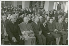 [Uroczyste otwarcie Biblioteki Uniwersyteckiej w Toruniu, 10 maja 1947 roku portret grupowy honorowych gości uroczystości]