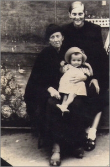 Leokadia Fabianowicz z córką Marią i wnuczką Basią