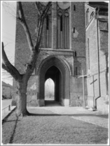 Chociwel. Kościół pw. Matki Boskiej Bolesnej - fragment wieży od strony południowej