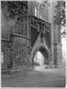 Chojna. Ruiny Kościoła Mariackiego - portal od południa