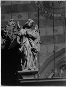 Kraków. Kościół Wniebowzięcia NMP (Bazylika Mariacka). Wnętrze. Rzeźba anioła na kracie kaplicy Matki Boskiej Loretańskiej