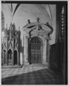 Kraków. Kościół dominikanów Św. Trójcy. Wnętrze-portal do Kaplicy Lubomirskich