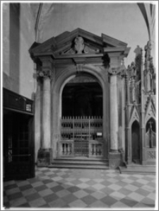 Kraków. Kościół dominikanów Św. Trójcy. Wnętrze-portal do Kaplicy Zbaraskich