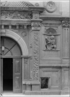 Wrocław. Dom Heinricha von Rybischa przy ul. Ofiar Oświęcimskich 1. Fragment portalu