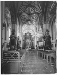 Reszel. Kościół parafialny św. Apostołów Piotra i Pawła. Wnętrze. Widok na prezbiterium