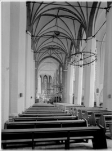Szczecin. Kościół św. Jana Ewangelisty. Wnętrze. Widok na prezbiterium z nawy głównej
