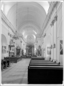 Tarłów – kościół parafialny pw. Świętej Trójcy [widok na ołtarz główny]