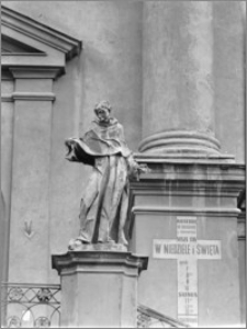 Przemyśl. Kościół Franciszkanów. Rzeźba przed elewacją zachodnią