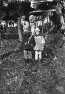 [Jerzy Kamiński i Kazimierz Markiewicz w lesie zimą]