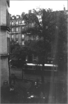 [Widok z okna hotelowego na Avenue Wagram w Paryżu]