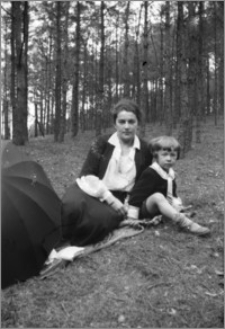[Kobieta i dziecko w lesie]