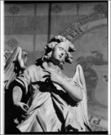 Kraków. Kościół Wniebowzięcia NMP (Bazylika Mariacka). Wnętrze. Rzeźba anioła na kracie kaplicy Matki Boskiej Loretańskiej-fragment