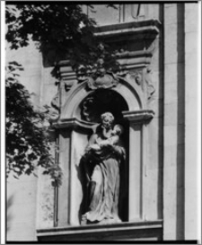 Kraków. Kościół śś. Apostołów Piotra i Pawła. Rzeźba św. Stanisława Kostki w fasadzie świątyni