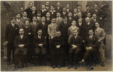 Kcynia 1 V 1927 : nauczyciele i uczniowie na tle budynku szkoły