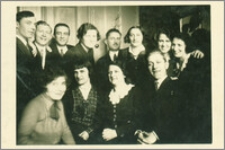 Antoni Jobke w towarzystwie kobiet i mężczyzn