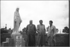 [Eugenia Sarre z mężem i kobietą przy nagrobku Stanisławy Bereźnickiej na cmentarzu w Otłoczynie]