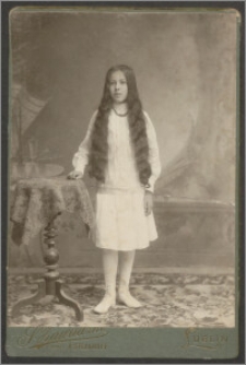 Portret dziewczynki z długimi włosami