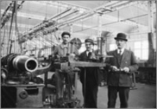[Trzech mężczyzn przy tokarce rewolwerowej na linii produkcyjnej zapalników czasowych w fabryce zbrojeniowej Schneidera&Cie w Hawrze]