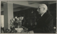 [Uroczyste otwarcie Biblioteki Uniwersyteckiej w Toruniu, 10 maja 1947 roku portret wygłaszającego przemówienie Wojciecha Wojewody