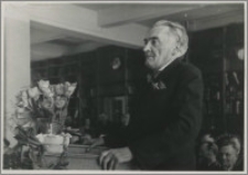 [Uroczyste otwarcie Biblioteki Uniwersyteckiej w Toruniu, 10 maja 1947 roku: portret wygłaszającego przemówienie prof. Kazimierza Hartleba]